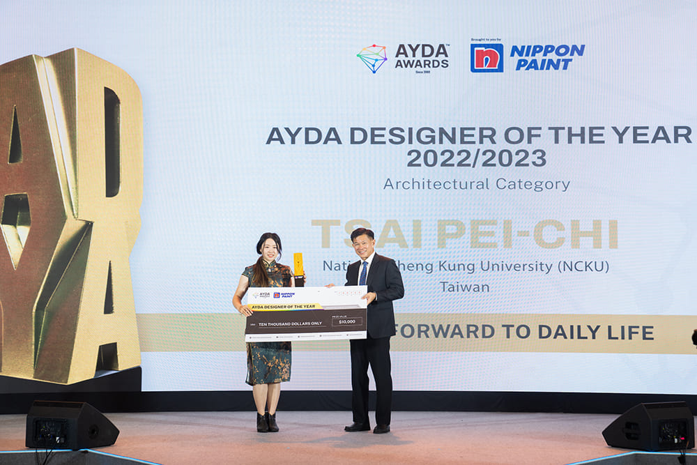 台灣的蔡沛淇同學從集團立時集團集團執行長 Wee Siew Kim 先生手中接下建築組最大獎「年度設計師」的殊榮。