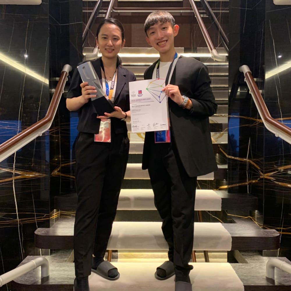 代表台灣參與 2022 AYDA Awards 白金賽室內設計組的陳孟均（左）與秦健豪（右）以作品〈日常對話美術館〉奪得年度最佳影響力大獎